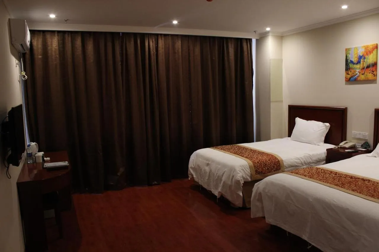 Shell Xinyang Huangchuan County Railway Station Hotel